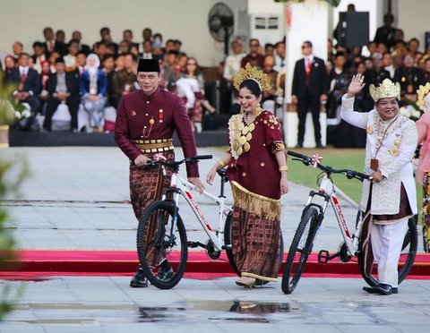 Juara Busana Terbaik, Potret Annisa dan Agus Yudhoyono Tampil Menawan Pakai Baju Adat Bugis - Dapat Hadiah Sepeda