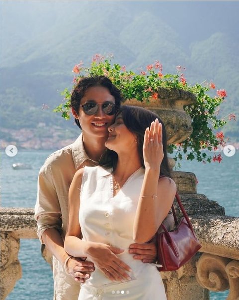 Potret Romantis Amanda Rawless Dilamar Sang Kekasih di Lake Como Italia, Berlutut saat Beri Cincin di Tepi Danau