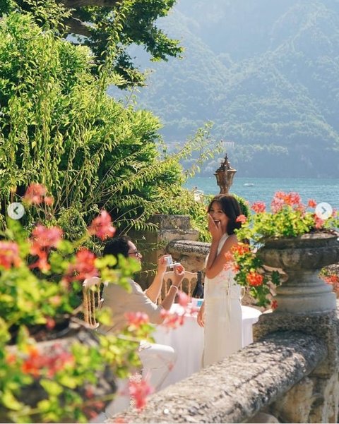 Potret Romantis Amanda Rawless Dilamar Sang Kekasih di Lake Como Italia, Berlutut saat Beri Cincin di Tepi Danau