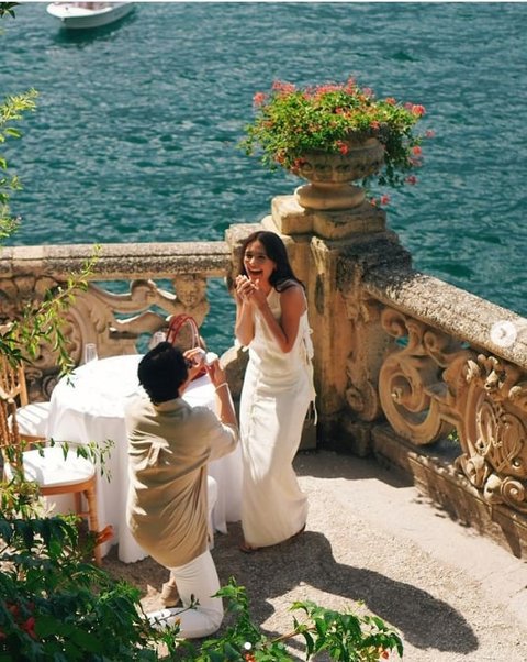 Potret Romantis Amanda Rawless Dilamar Sang Kekasih di Lake Como Italia, Berlutut saat Beri Cincin di Tepi Danau