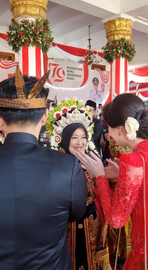 Berjabat Tangan Dengan Istri Dari PJ Gubernur Jawa Timur