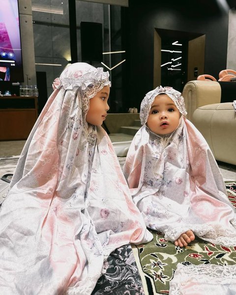 Foto Ameena dan Azura, Putri Aurel Hermansyah - Atta Halilintar Saat Kenakan Mukena