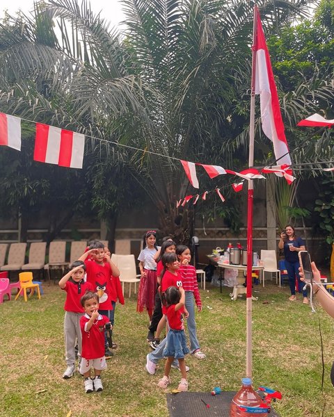 Potret Nurah Syahfirah Rayakan HUT RI Bareng Tetangga, Antusias Ikut Lomba Tarik Tambang hingga Tak Pakai Alas Kaki