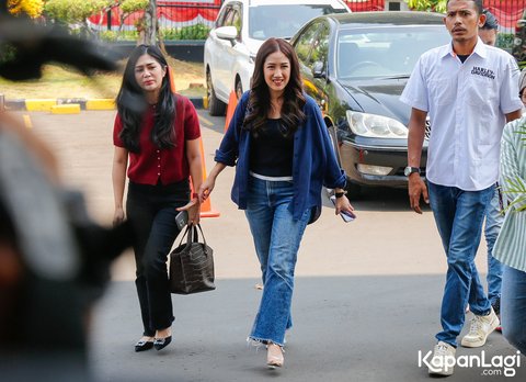 11 Potret Tamara Tyasmara Kembali Menangis Saat Lihat Rekaman CCTV Kematian Sang Anak