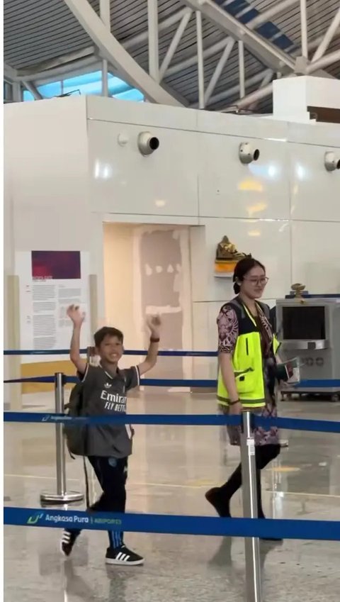 Salut! Potret Irfan dan Jennifer Bachdim Lepas Kenji Terbang Sendiri ke Belanda, Beri Pelukan Hangat di Bandara