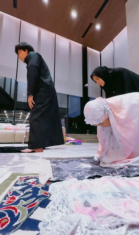 Video Atta yang menunjukkan salat berjamaah bersama keluarganya justru mendapat banyak kritik. 