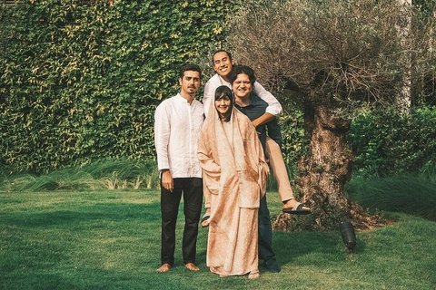 Dari pernikahannya dengan Achmad Albar, Rini dikaruniai empat anak, termasuk aktor Fachri Albar. Dengan dua pernikahan, Rini memiliki total lima anak.