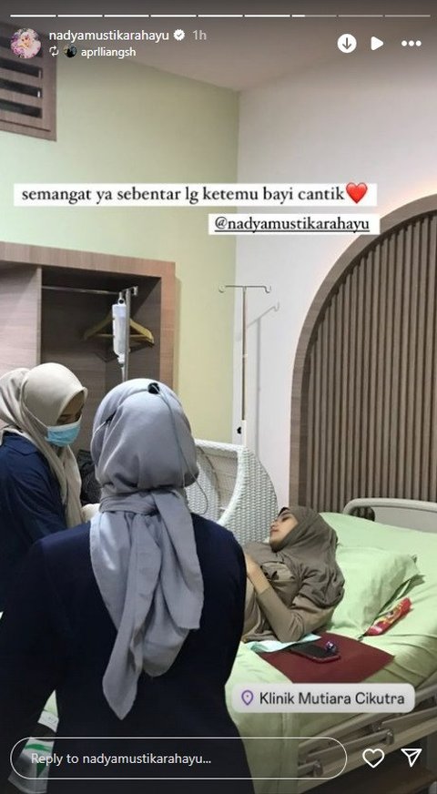 Ini adalah momen ketika Nadya terbaring lemas setelah proses persalinan yang dilakukan di Bandung.