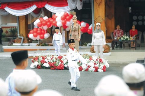 Yuni Shara Jadi Pembina Upacara di PAUD Miliknya, 8 Potret Awet Muda di Usia 50-an