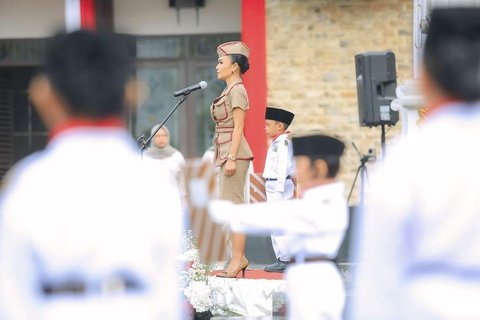 Yuni Shara mengadakan upacara 17 Agustus di PAUD miliknya yang bernama Cahaya Permata Abadi, yang terletak di Batu, Jawa Timur.