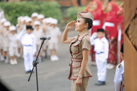 Meskipun masih anak-anak, semua murid terlihat fokus dan bersungguh-sungguh selama proses upacara berlangsung.