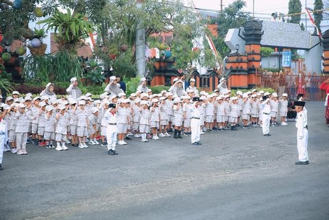 Semua murid berbaris dengan rapi dan mengenakan seragam putih, yang membuat netizen memuji Yuni Shara.