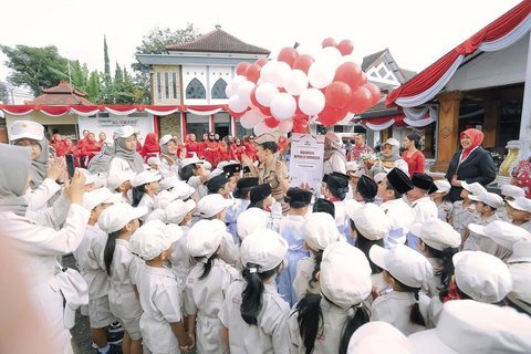 Penampilan Yuni Shara yang kompak bersama murid dan guru yang mengenakan kostum ala pejuang menambah kemeriahan acara.