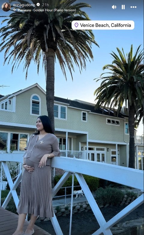 Erina dan Kaesang menikmati waktu jalan-jalan di California sebelum Erina memulai kuliah di Pennsylvania. Mereka berkeliling ke berbagai lokasi dengan semangat, meskipun baby bump Erina sudah cukup besar.<br>