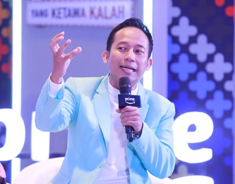 Tak ketinggalan, Denny Cagur mengunggah gambar dengan latar belakang biru di Instagram dan menambahkan hashtag #KawalPutusanMK.