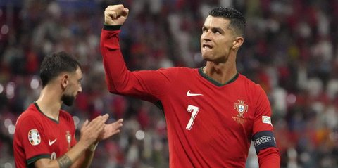 Bikin Channel YouTube Baru, Cristiano Ronaldo Pajang Trofi 'Piala Dunia'