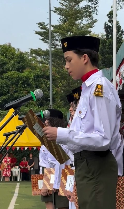 Karena sekolah Lennon adalah sekolah internasional, teks Pembukaan UUD 1945 dibacakan dalam dua bahasa.