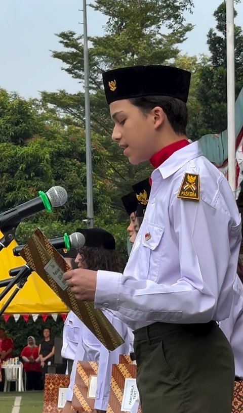 Pembacaan teks dalam bahasa Inggris ini bertujuan agar siswa internasional yang belajar di tempat Lennon dapat memahami apa yang sedang dibacakan oleh petugas upacara. 