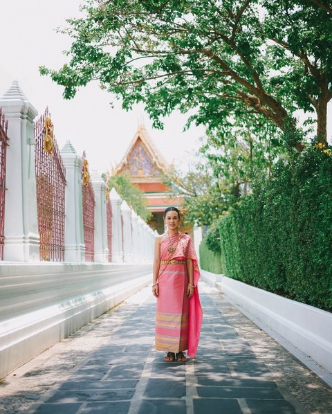 Irfan Wahyudi, yang sudah seperti fotografer lokal, turut mengabadikan potret Andien di berbagai lokasi indah di sana.<br><br>