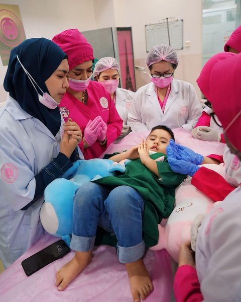 Potret Putra Bungsu Okie Setiana Dewi Jalani Terapi Stemcell Ke-5 Kali, Idap Penyakit Langka & Tiap Hari Harus Disuntik