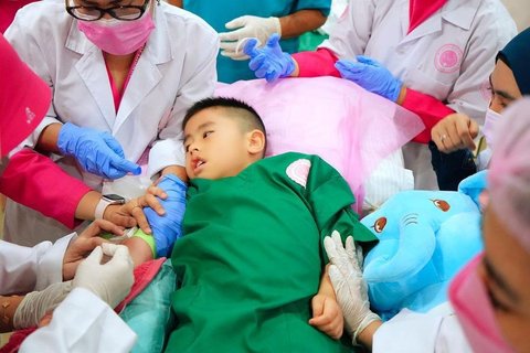 Idap Penyakit Langka, Ini 8 Potret Anak Oki Setiana Dewi Jalani Terapi Stemcell Sampai 5 Kali - Setiap Hari Disuntik