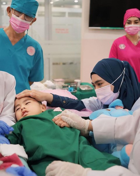 Idap Penyakit Langka, Ini 8 Potret Anak Oki Setiana Dewi Jalani Terapi Stemcell Sampai 5 Kali - Setiap Hari Disuntik