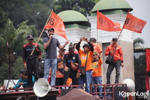 Aksi Demo RUU Pilkada di DPR RI, Ribuan Mahasiswa dan Artis Turun ke Jalan, Reza Rahadian Jadi Sorotan Utama