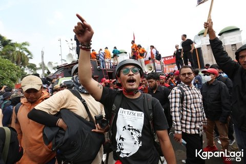 Aksi demo kali ini sangat besar, melibatkan tidak hanya mahasiswa tetapi juga para komika seperti Arie Kriting dan Mamat Alkatiri yang ikut turun berdemo.