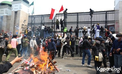 Pergerakan massa di depan gerbang DPR RI sangat masif. Mereka bahkan berhasil menghalau pagar berduri yang dipasang di depan gerbang.<br><br>