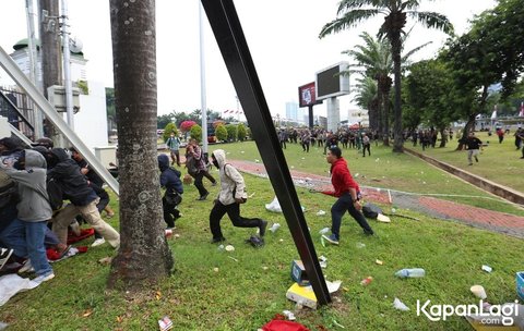 Massa akhirnya berhasil membuka pagar dan memasuki area DPR RI. Meskipun diadang oleh polisi, sebagian massa tetap berlarian masuk ke dalam.<br><br>