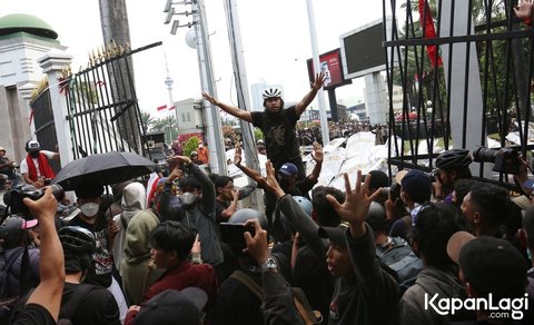 Begitu pagar terbuka, massa mulai bergerak bebas di area DPR RI. Petugas di lokasi berusaha melakukan komunikasi dengan para demonstran untuk memastikan situasi tetap terkendali.<br><br>