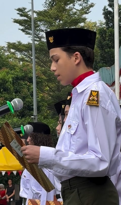 Potret Ganteng & Bule Lennon Putra Ayu Azhari Jadi Pembaca Pembukaan UUD saat Upacara Kemerdekaan RI