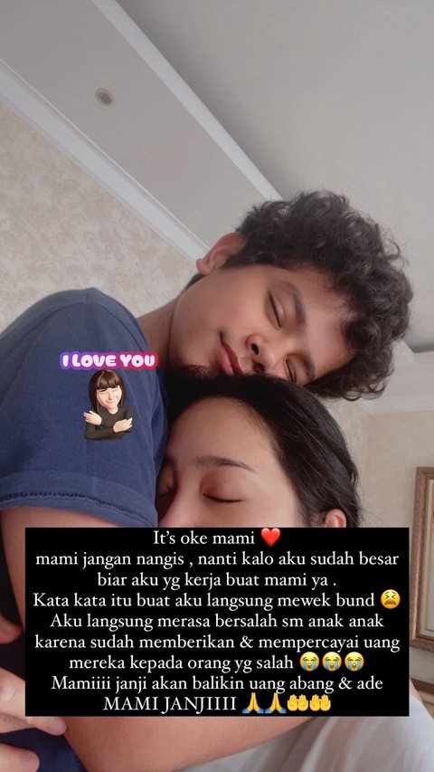 Bunga tak kuasa menahan tangis saat Harneel bilang, 'It's oke mami. Mami jangan nangis. Nanti kalo aku sudah besar, biar aku yang kerja buat mami ya.'