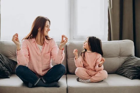 Dengan belajar berbagi dan menunggu giliran, anak-anak akan tumbuh menjadi individu yang lebih mudah beradaptasi. Foto: Freepik
