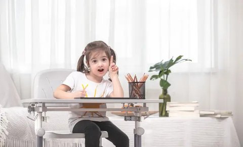 Dengan belajar berbagi dan menunggu giliran, anak-anak akan tumbuh menjadi individu yang lebih mudah beradaptasi. Foto: Freepik