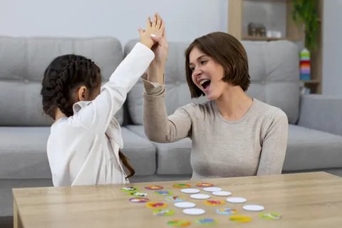 Dengan belajar berbagi dan menunggu giliran, anak-anak akan tumbuh menjadi individu yang lebih mudah beradaptasi. Foto: Freepik