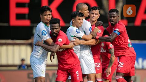 FOTO: Gol Spektakuler Kenneth Ngwoke ke Gawang PSS Sleman Sukses Antarkan Semen Padang Raih Kemenangan Perdana di BRI Liga 1 2024/2025