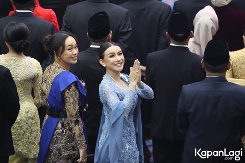 Berkebaya Anggun, 8 Foto Penampilan Bebizie Saat Dilantik Sebagai Anggota DPRD - Menunda Mencari Pasangan Karena Alasan Tersebut.