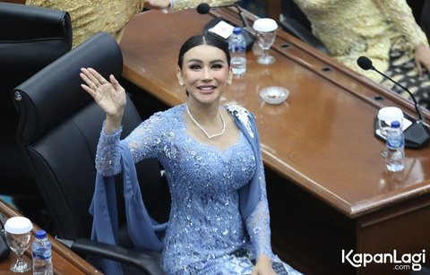 Berkebaya Anggun, 8 Foto Penampilan Bebizie Saat Dilantik Sebagai Anggota DPRD - Menunda Mencari Pasangan Karena Alasan Tersebut.