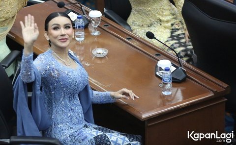 Berkebaya Anggun, 8 Foto Penampilan Bebizie Saat Dilantik Sebagai Anggota DPRD - Menunda Mencari Pasangan Karena Alasan Tersebut.