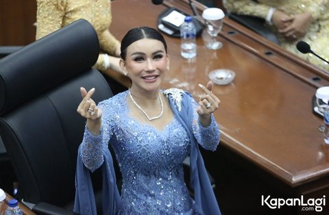 Berkebaya Anggun, 8 Foto Penampilan Bebizie Saat Dilantik Sebagai Anggota DPRD - Menunda Mencari Pasangan Karena Alasan Tersebut.