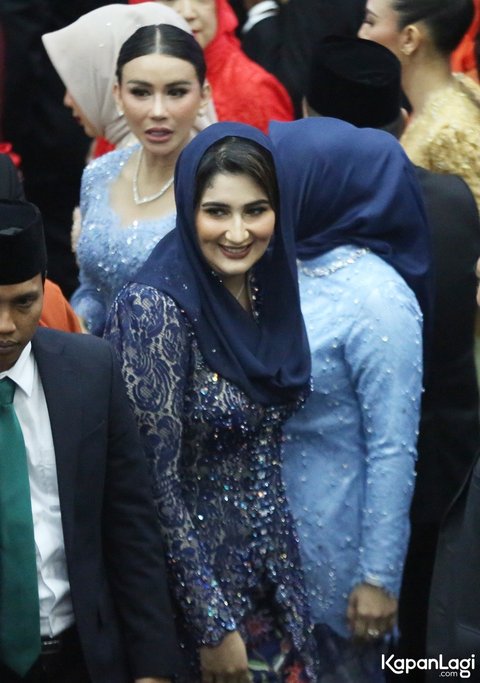 Cantik! Potret Tania Nadira saat Dilantik Jadi Anggota DPRD DKI Jakarta, Menawan dengan Kerudung Biru