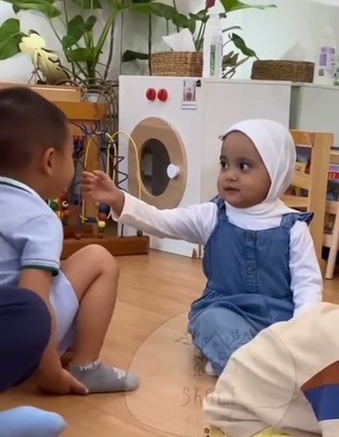 8 Momen Lucu Rayyanza dan Kamya Anak Fitri Tropica saat di Sekolah, Gemesin Banget!