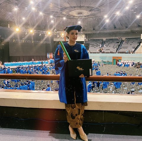 Shania Binti Mahir Hamdun menempuh pendidikan D3 di jurusan Manajemen Universitas Gadjah Mada, lalu melanjutkan studi S1 di BINUS Online Learning dengan jurusan Business Management.<br>