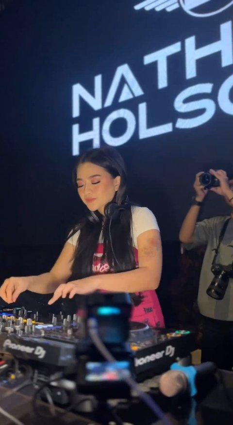 Setelah menikah dengan Sule pada tahun 2020, Nathalie Holscher memutuskan untuk meninggalkan dunia DJ yang telah membesarkan namanya. Wanita berusia 31 tahun ini bahkan sempat tampil tertutup dan berhijab.<br>