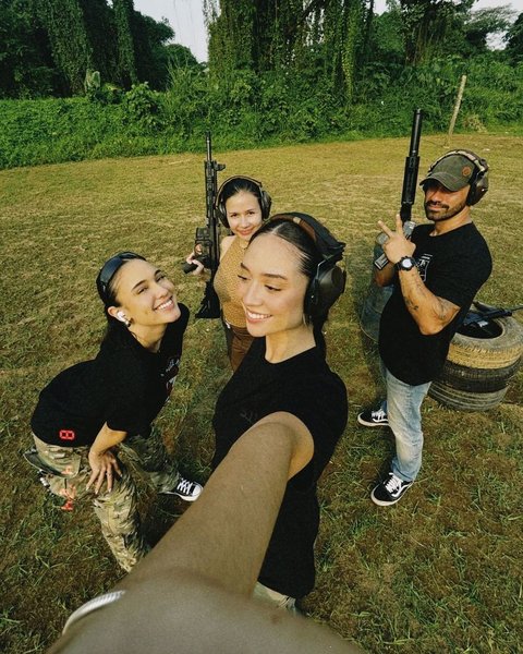 Meski tampil kasual, Asha Assuncao tetap memancarkan pesona cantiknya. Dengan rambut yang dikepang, ia terlihat seperti Lara Croft versi Indonesia.<br>