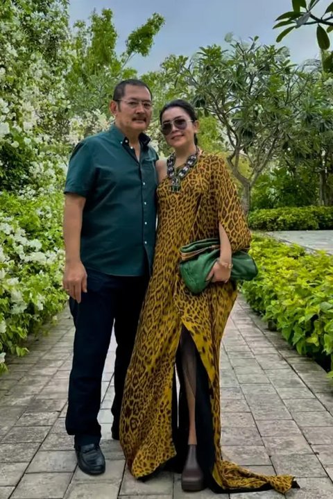 Mayangsari dan Suami Liburan di Villa (Sumber: Instagram/mayangsari_official)