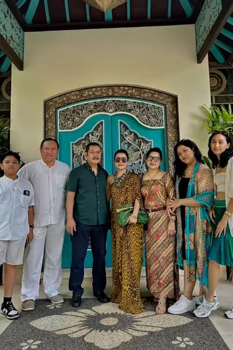 Mayangsari dan Suami Liburan di Villa (Sumber: Instagram/mayangsari_official)