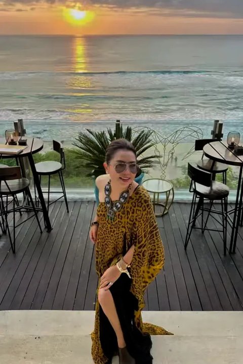 Mayangsari dan Suami Liburan di Villa (Sumber: Instagram/mayangsari_official)
