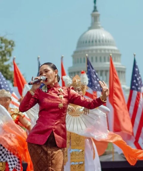 Cantik dan Anggunnya Andien Aisyah Berkebaya Merah saat Nyanyi di Amerika Serikat